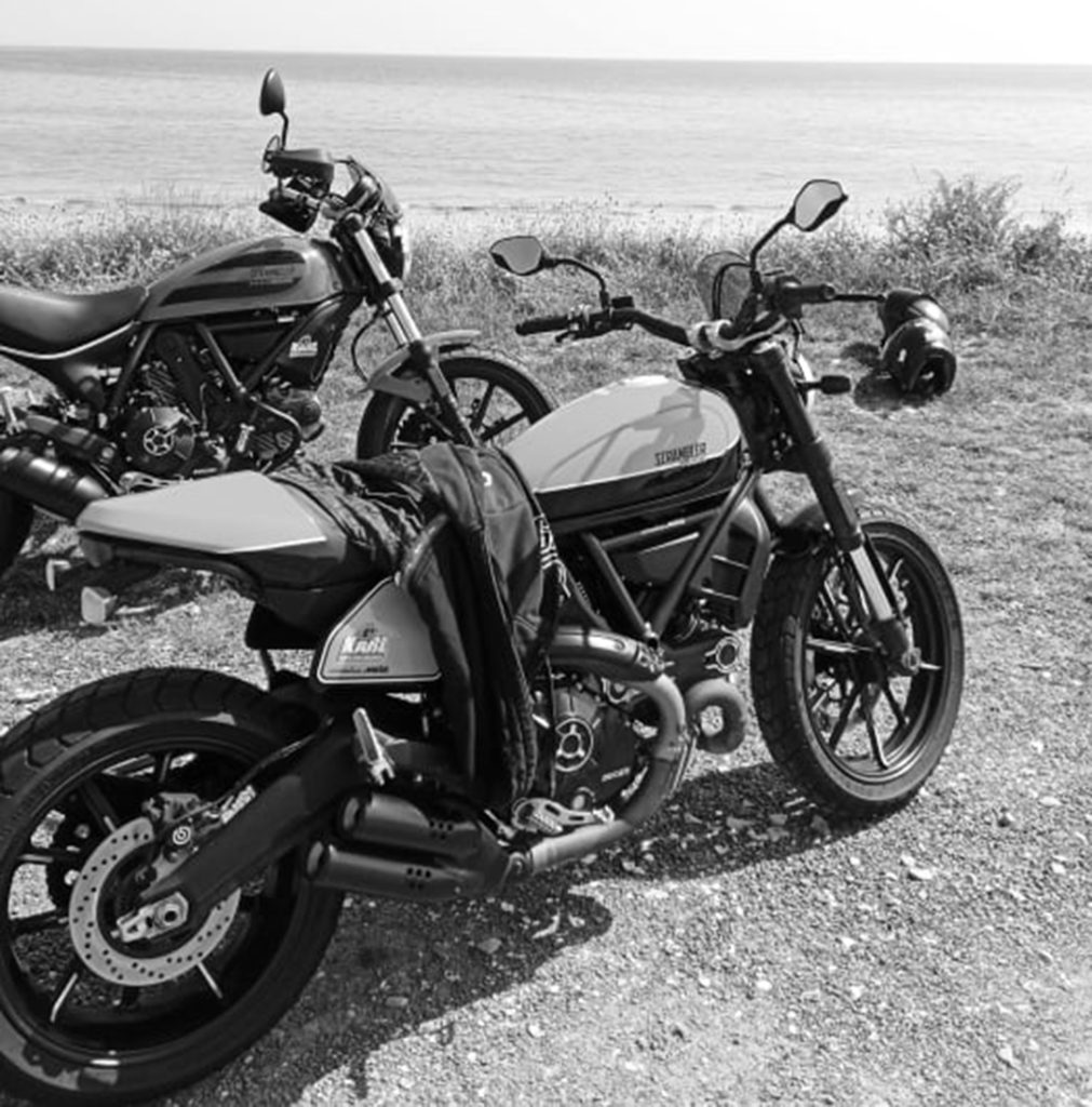 Photo en noir et blanc des motos de l'auto-moto école Karl Grésille